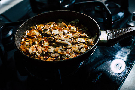 用锅煎蘑菇小吃食谱平底锅食物蔬菜盘子乡村桌子派对美食图片