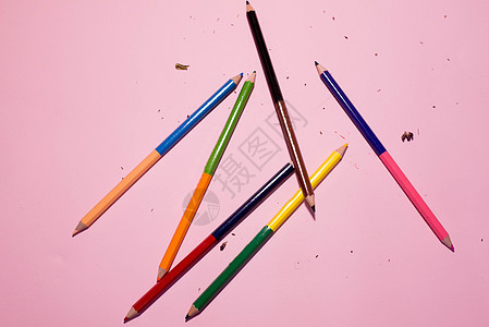 粉红背景的彩色铅笔墙纸团体办公用品用品蜡笔素描多色学校学习艺术图片