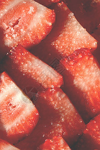装满糖的草莓切片 配有糖质的草莓 维他明贝利背景食物红色浆果水果小吃图片