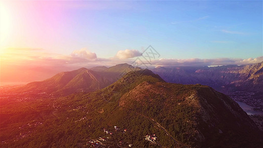 天空与山景 太阳照在山景上阳光太阳紫色丘陵爬坡岛屿场景戏剧性橙子光线图片