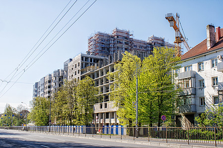 建造一座多层住宅楼 建筑多层住房大楼公寓财产房子蓝色天空建筑学起重机框架高楼商业图片