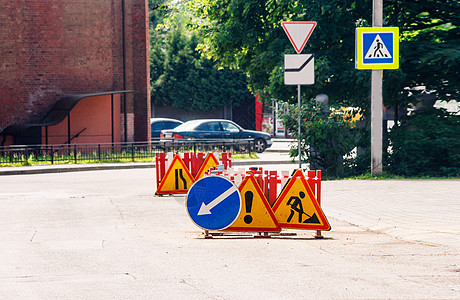 道路修理 路标三角形注意力危险信号工程路面城市安全沥青施工图片