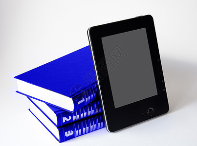 三本有电子阅读器的书籍出版电子书口袋蓝色教育屏幕图书馆文学技术读者图片