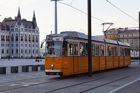 穿越匈牙利布达佩斯广场城市旅游民众电车景观运输火车地标建筑黄色图片