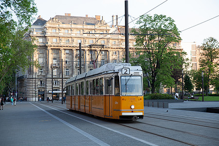 穿越匈牙利布达佩斯广场历史性街道运输电车交通建筑学民众地标火车首都图片
