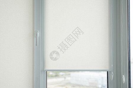 客厅木纹塑料窗上白色织物卷帘的细节阴影褐色材料屏幕风格房子百叶窗纺织品连锁店窗帘图片