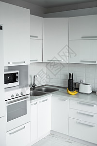 舒适的白色厨房 外墙漆成白色 现代厨房干净的室内设计 冰箱 厨房烤箱 微波炉和水槽 厨房用品奢华器具食物用餐房间微波公寓椅子窗户图片