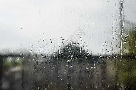 窗玻璃上的雨滴 雨中窗外模糊的背景天气森林生活风景树叶花园下雨环境水滴淋浴图片