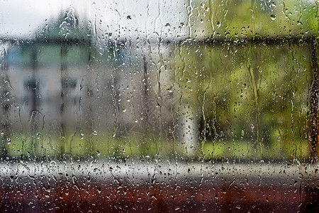 窗玻璃上的雨滴 雨中窗外模糊的背景葡萄园流动宏观花园树干窗格淋浴水滴季节天气背景图片