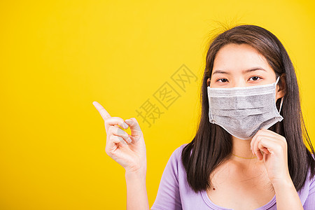 妇女戴面罩 防止冠状病毒或COVID工作室女性黄色手指女孩医疗女士手势暴发安全图片