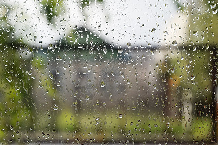 窗玻璃上的雨滴 雨中窗外模糊的背景天气反射房子街道下雨季节窗格下雨天淋浴风景图片