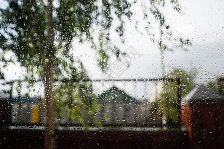 窗玻璃上的雨滴 雨中窗外模糊的背景滴水风景窗格房子下雨天空桌子环境淋浴水滴图片