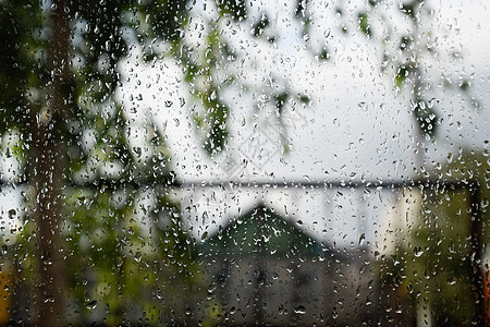 窗玻璃上的雨滴 雨中窗外模糊的背景滴水森林季节下雨天风景窗格艺术房子下雨天气图片