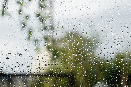 窗玻璃上的雨滴 雨中窗外模糊的背景雨窗液体城市场景季节窗格房子水滴蓝色下雨图片