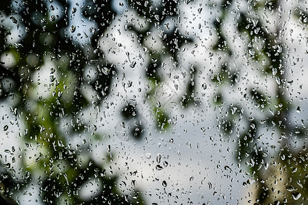 窗玻璃上的雨滴 雨中窗外模糊的背景街道房子淋浴天气树干风暴湿度环境窗格森林图片