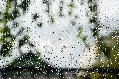 窗玻璃上的雨滴 雨中窗外模糊的背景森林树叶风景街道窗格房子雨窗水滴下雨天天气图片