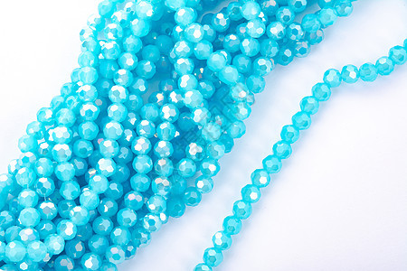 白色背景上美丽的浅蓝色玻璃闪光水晶 Isoalted 珠 用于 DIY 珠宝商奢华工艺爱好手镯项链手工珠子配饰宏观蓝色图片