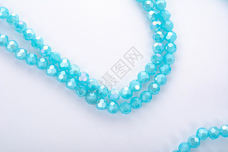 白色背景上美丽的浅蓝色玻璃闪光水晶 Isoalted 珠 用于 DIY 珠宝商宝石风格首饰珠子蓝色礼物手镯装饰工艺奢华图片