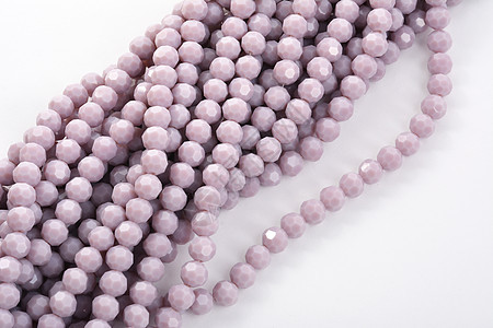 白色背景上美丽的浅紫色玻璃闪光水晶 Isoalted 珠 用于迪宝藏配饰首饰工艺紫色奢华项链手工钻石蓝色图片