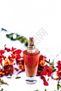 香水或孔雀花香味的近距离拍摄 在透明瓶子里 还有白上孤立的鲜花液体魅力芳香疗法香气产品化妆品孔雀花朵玻璃图片