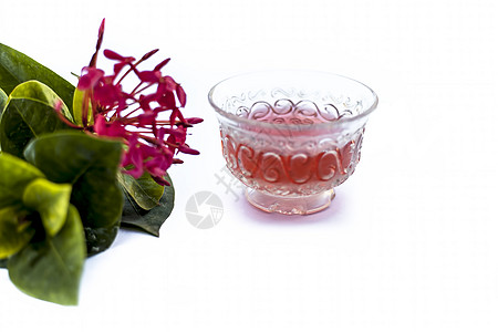 红色五角花或埃及星花或茉莉花在白色上的特写 其提取的草药和药用茶放在一个小透明玻璃碗中植物星星木头桌子液体香气茶碗茶包食物仙丹图片