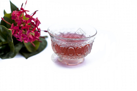 红色五角花或埃及星花或茉莉花在白色上的特写 其提取的草药和药用茶放在一个小透明玻璃碗中食物茶碗植物茶包香气树叶休息桌子叶子五角星图片