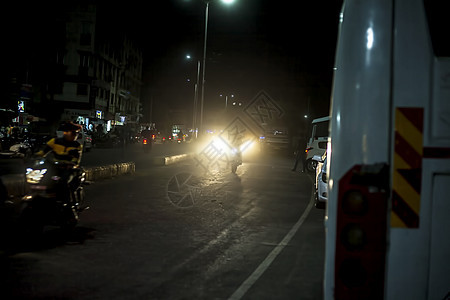 城市道路交通和人 夜间充电摩天大楼景观驾驶建筑戏剧性天际运输旅行摩托车天空图片