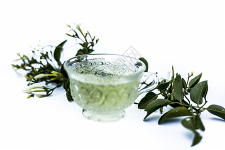 印度茉莉花或Juhi或的近杯茶 用鲜花在玻璃杯中的白色孤立茶点咖啡店杯子茶包食物树叶陶瓷香气叶子植物图片