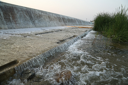 水落在日光雨水下雨农村瀑布反射水滴潺潺飞溅喷泉雨滴图片