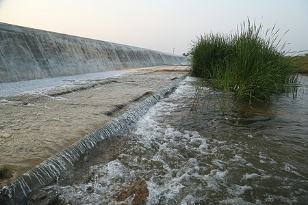 水落在日光雨水潺潺喷泉农村下雨反射瀑布飞溅水滴雨滴图片