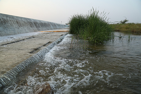 水落在日光反射下雨农村瀑布雨水雨滴水滴潺潺喷泉飞溅图片