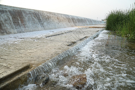 水落在日光农村反射水滴雨水下雨喷泉瀑布飞溅雨滴潺潺图片