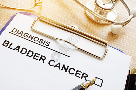 诊断膀胱癌和笔放在桌子上高清图片