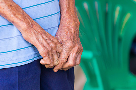 将一个老人的双手连为一体 把注意力集中在手上静脉皱纹孤独老化房子手指关节祖母生活老年图片