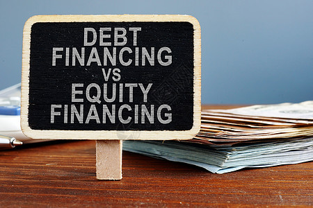 债务融资相对于股本融资概念 计算器和现金图片