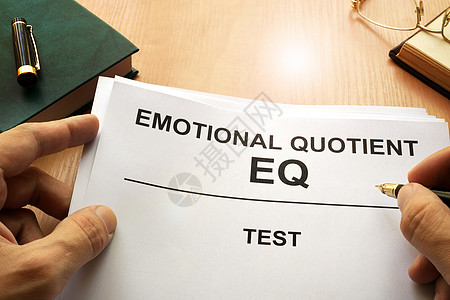 办公室桌上的情感商数EQ测试背景图片