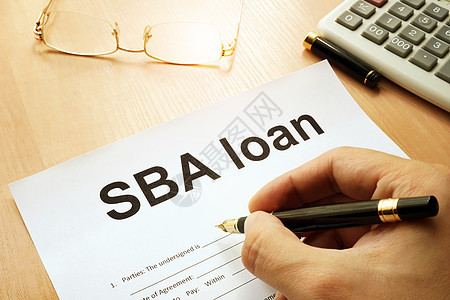 表格上的SBA贷款表图片