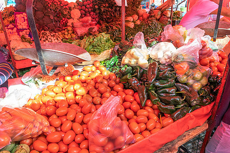 妇女购买一些蔬菜和水果销售店铺饮食青菜架子产品沙拉零售购物中心市场图片