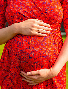 孕妇抚摸肚子 照顾婴儿 与婴儿分享爱和爱母性生育力压痛怀孕幸福产妇女士拥抱生活孩子图片