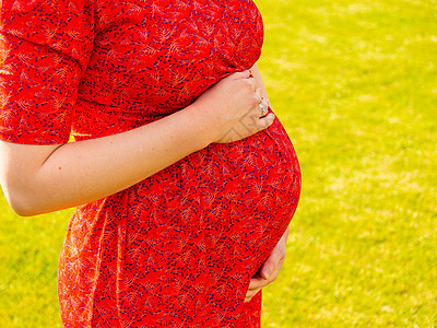 孕妇抚摸肚子 照顾婴儿 与婴儿分享爱和爱生育力腹部母亲生活怀孕孩子拥抱身体产妇女士图片