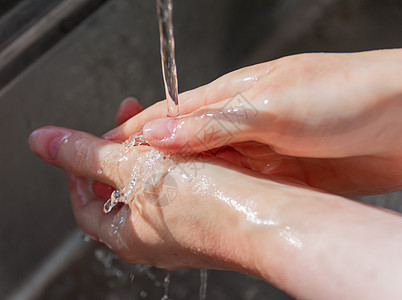 妇女用肥皂洗手以防止细菌 细菌和避免冠状病毒防腐剂酒精瓶子病菌卫生消毒液体手指流感感染图片