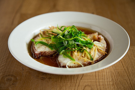 亚洲中国风格的蒸汽鱼餐厅盘子午餐鲷鱼食物烹饪蔬菜大豆海鲜美食图片