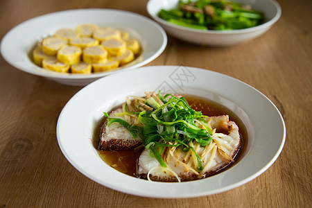 亚洲中国风格的蒸汽鱼餐厅大豆海鲜鲷鱼烹饪盘子食物蔬菜午餐美食图片