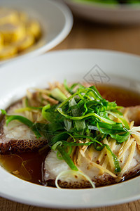 亚洲中国风格的蒸汽鱼大豆食物烹饪海鲜午餐盘子蔬菜鲷鱼餐厅美食图片