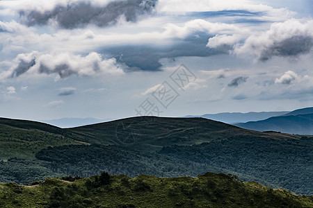 波兰Bieszczady山区从Widelki至Tarnica的公路经过旅行晴天日出首脑远足森林天空岩石薄雾国家图片