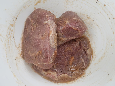 生牛排肉 用白碗调味动物白色牛肉食肉食物午餐美味牛扒图片