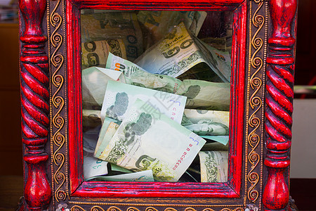泰币在寺庙的红捐箱里图片