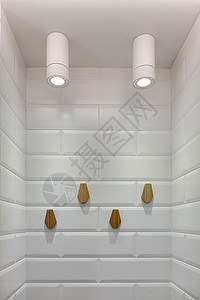 一个有白色瓷砖墙的房间灯光材料美容装饰制品陶瓷产品卫生间石头房子图片