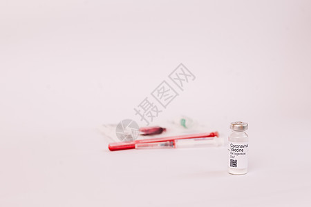 冠状病毒疫苗 安瓿中的医疗制剂 治疗疾病 covid19 白色背景和注射器 橡胶手套和护目镜背景的疫苗流感患者剂量药物免疫成人病图片