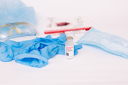冠状病毒疫苗 安瓿中的医疗制剂 治疗疾病 covid19 白色背景和注射器 橡胶手套和护目镜背景的疫苗医院临床蓝色医生免疫注射剂图片